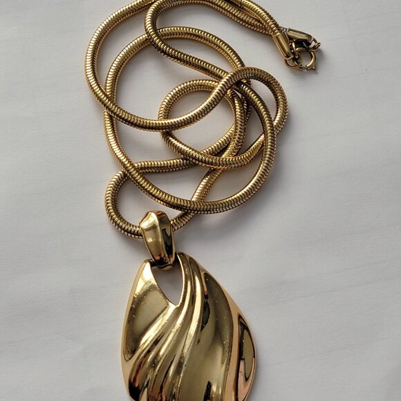 Vintage Signed Trifari Large Goldtone Pendant Necklace - Picture 4 of 9